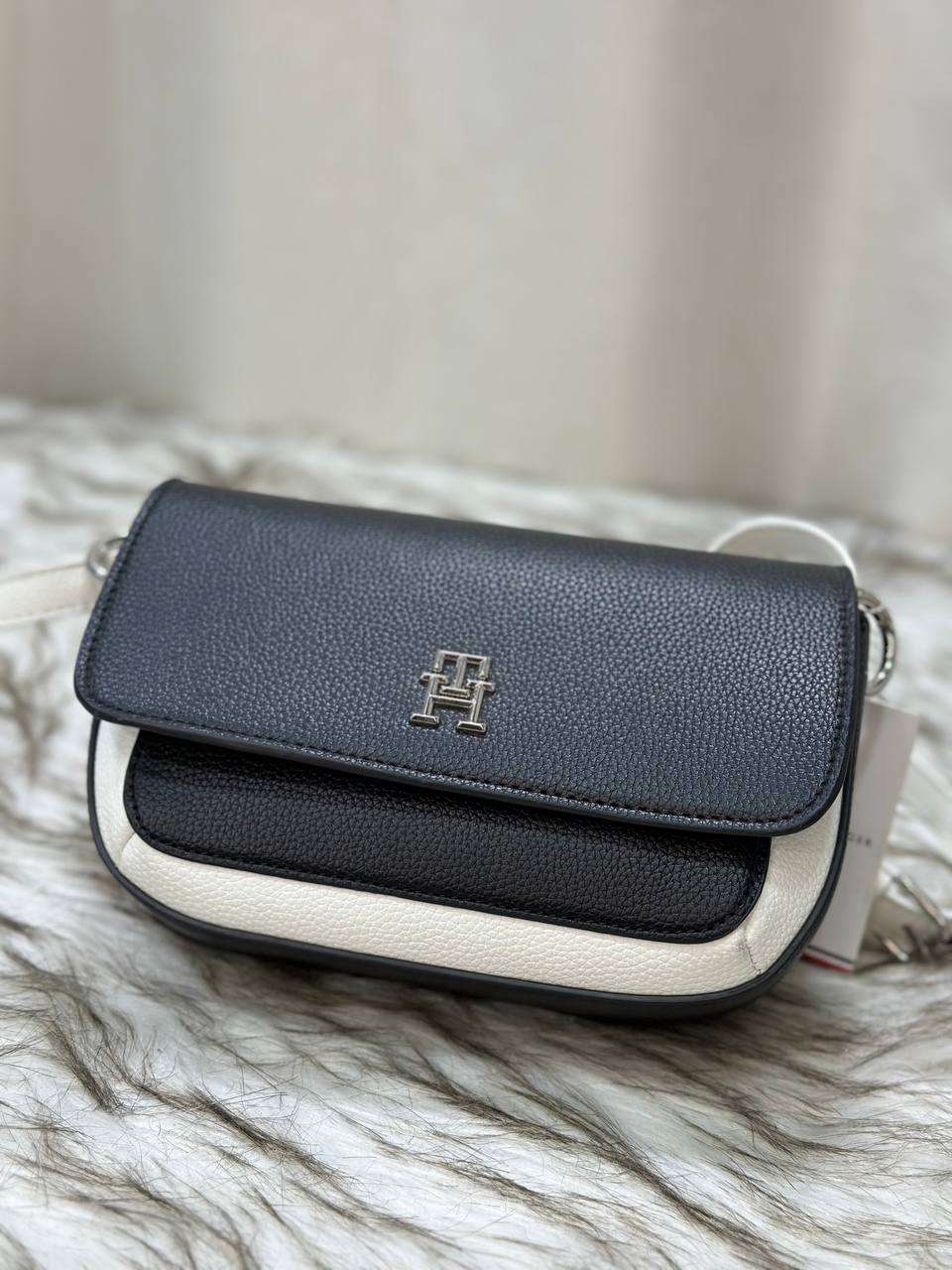 Tommy Hilfiger شنطة نسائيه ماركه