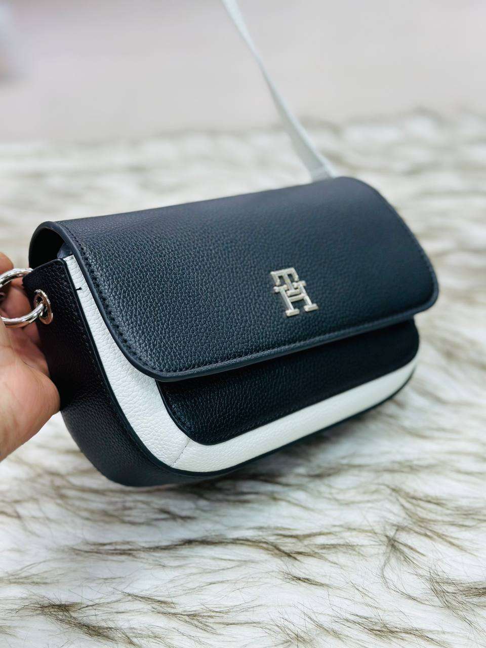 Tommy Hilfiger شنطة نسائيه ماركه