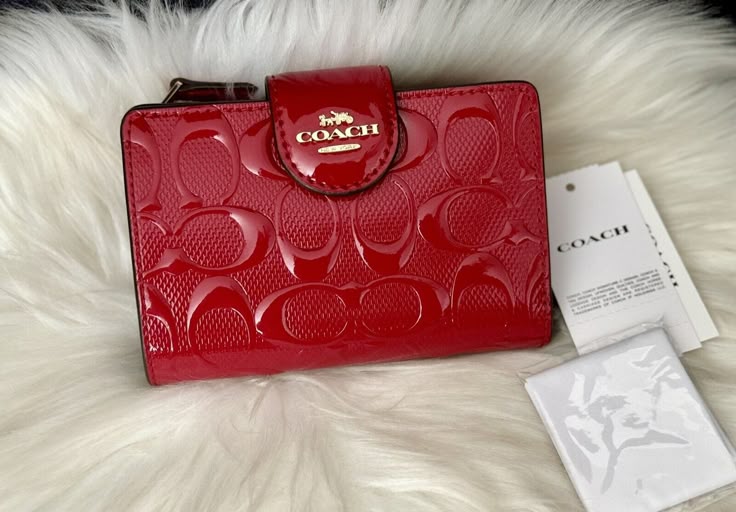 Coach محفظة حمراء