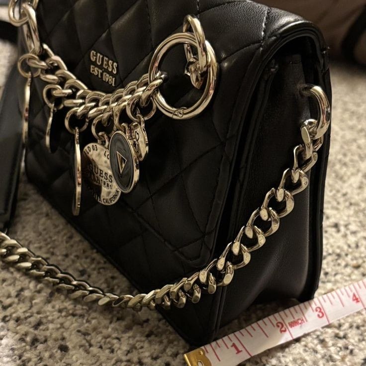 GUESS شنطة نسائية ماركة