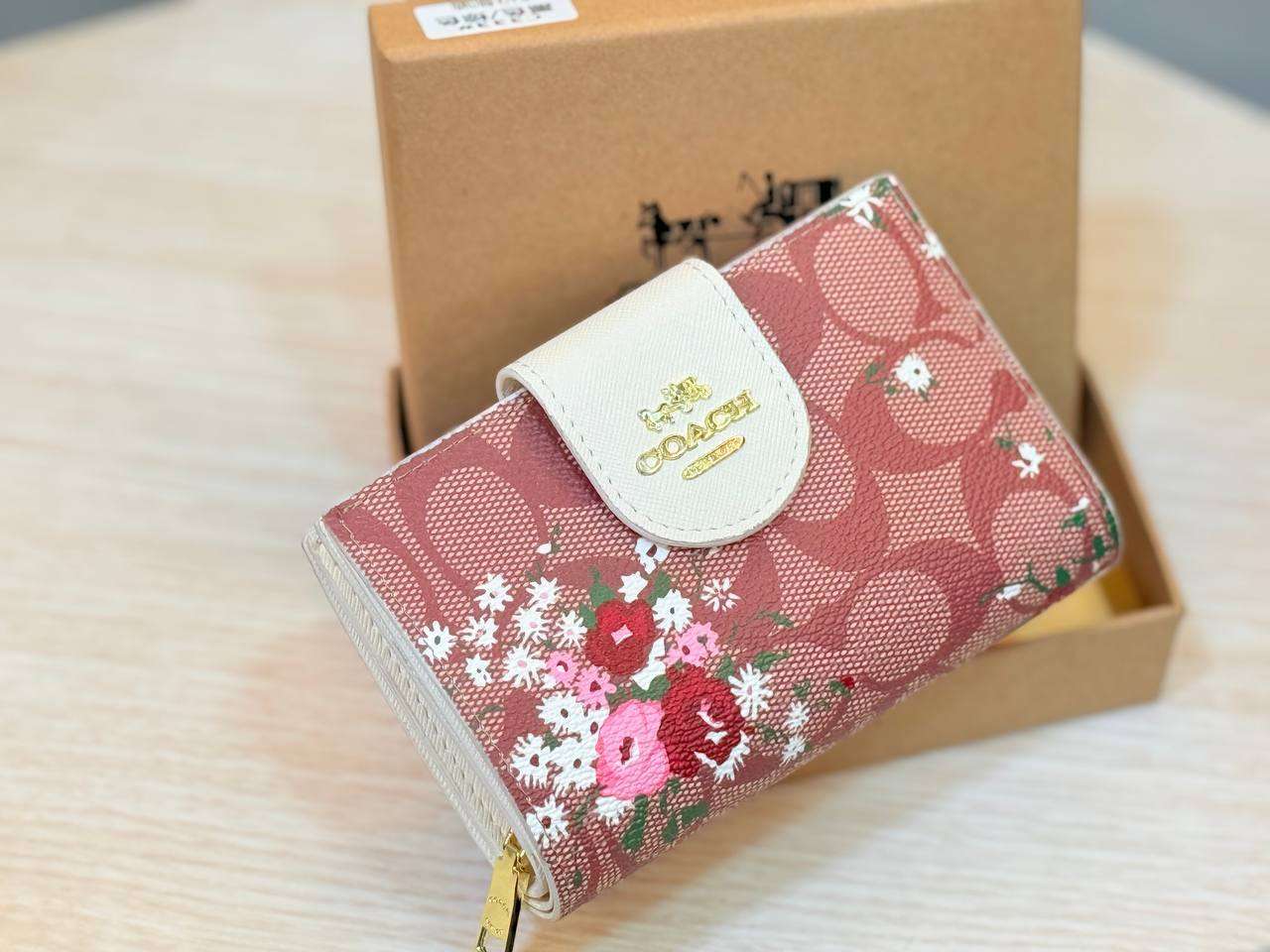 Coach محفظه نسائيه ماركه