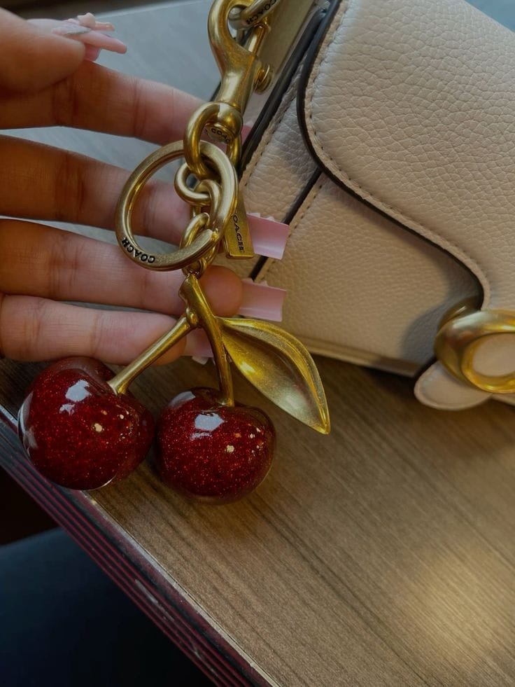 COACH ميدالية نسائية ماركة