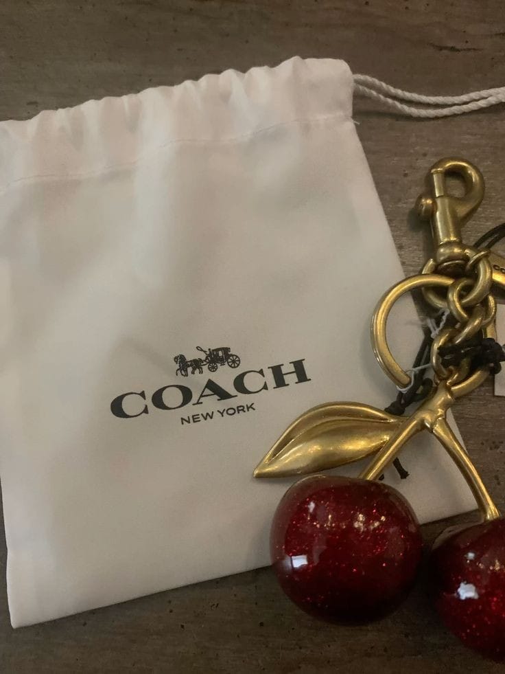 COACH ميدالية نسائية ماركة