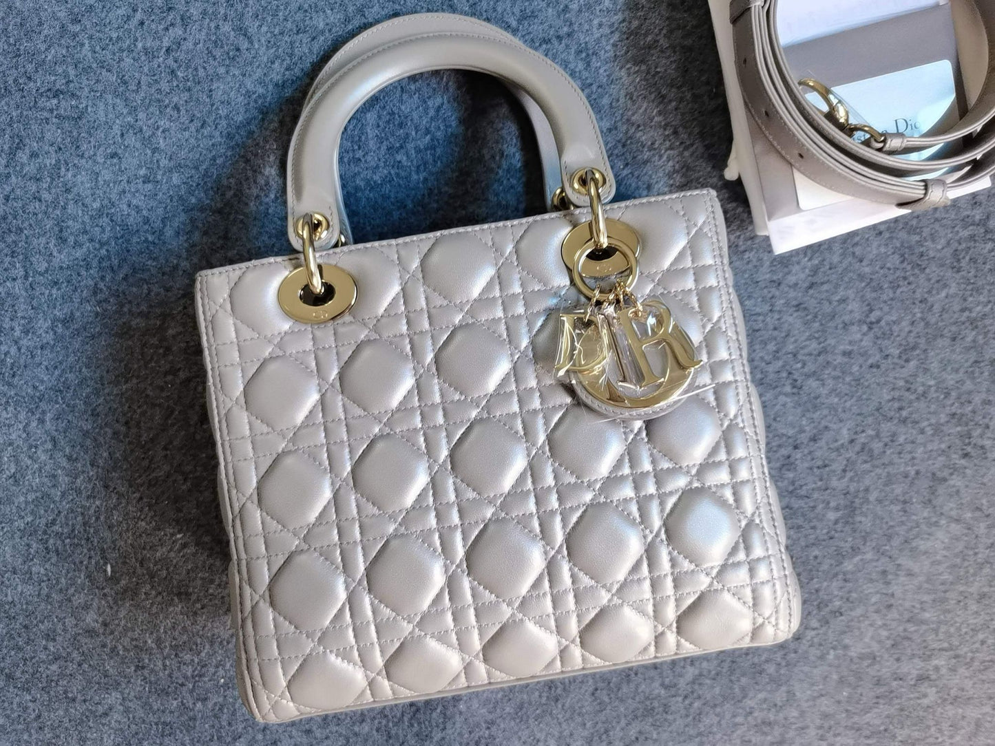 Lady Dior Medium – Grey