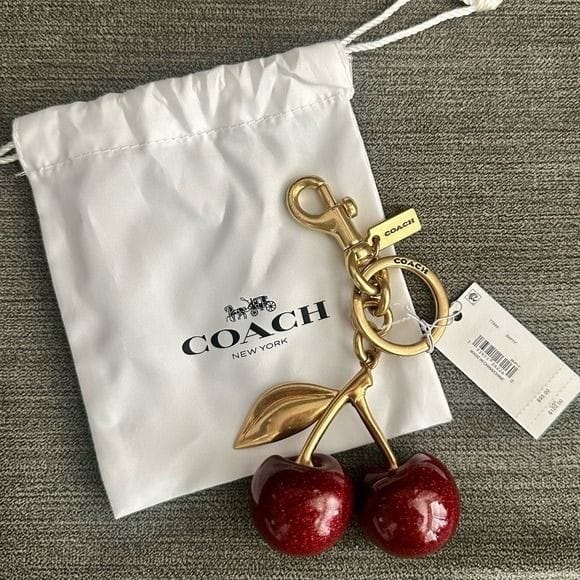 COACH ميدالية نسائية ماركة